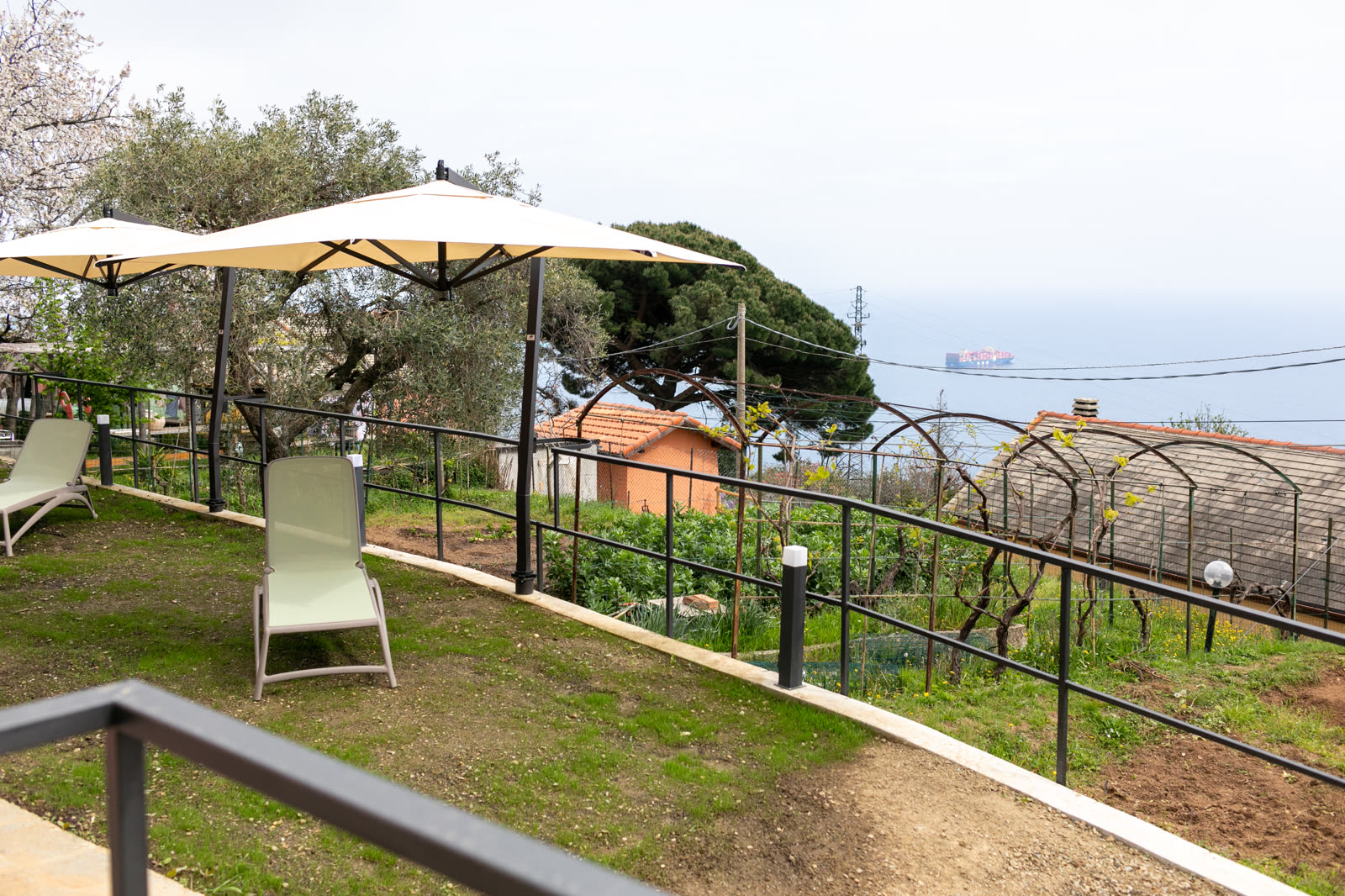Giardino con ombrelloni e vista mare