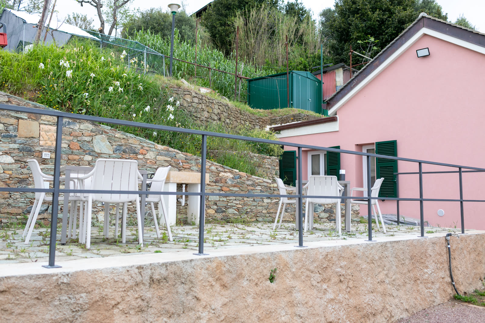 Terrazza in pietra con tavolini